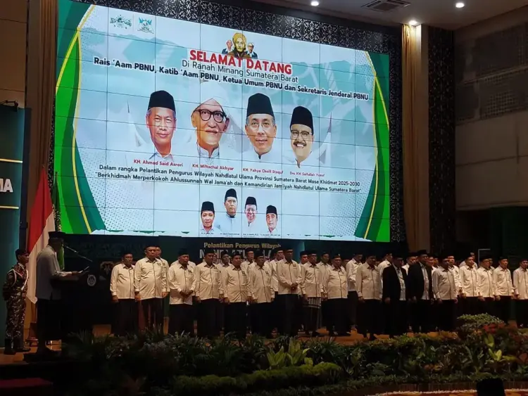 Pengurus PWNU Sumbar Periode 2025-2030 Dikukuhkan, Pengkaderan Membawa NU Membumi di Ranah Minang 1 PENGUKUHAN PENGURUS— Proses baiat pengukuhan Ketua dan Pengurus PWNU Sumbar periode 2025-2030 oleh Khatib ‘Aam PBNU KH. Ahmad Asrori,” Selasa (29/4) di Auditorium UNP. Prof Ganefri dikukuhkan menjadi Ketua PWNU Sumbar periode 2025-2030.