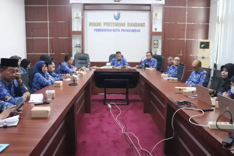 SOSIALISASI— Wakil Wali Kota Payakumbuh Elzadaswarman membuka kegiatan Sosialisasi Pengelolaan Pengaduan dan SP4N-LAPOR! di Aula Randang, Kamis (17/4).