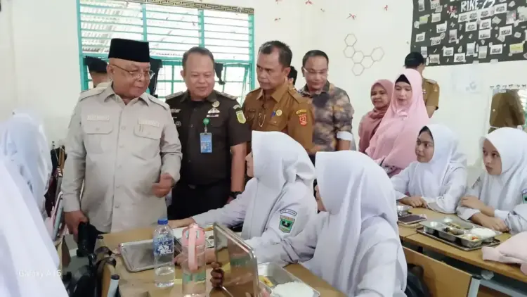 Perdana, 2.100 Siswa Sekolah 1 Lubas Dapat MBG, Pemkab Agam Targetkan 48 Dapur Umum di 16 Kecamatan 1 PELUNCURAN MBG— Sekretaris Daerah Agam Edi Busti saat melakukan peninjauan pelaksanaan program
Makan Bergizi Gratis (MBG) di SMAN 1 Lubukbasung (Lubas), Senin (21/4).
