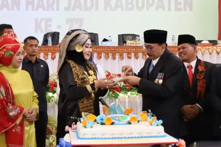 Menuju Pessel Maju dan Sehjatera, Peringatan HJK Pessel Ke 77 Tahun 2025 1 POTONG KUE—Bupati Pesisir Selatan Hendrajoni saat memotong kue HJK Pessel ke 77 usai rapat paripurna DPRD.