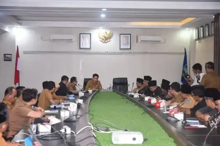DISKUSI BERSAMA BPN— Wali Kota Sawahlunto Riyanda Putra saat mengikuti diskusi antara Badan Pertanahan Nasional (BPN) dengan jajaran Lembaga Kerapatan Adat Alam Minangkabau (LKAAM) Sawahlunto, di Balaikota, Senin (21/4). Wako membahas persiapan program sertifikasi tanah ulayat kaum nagari.
