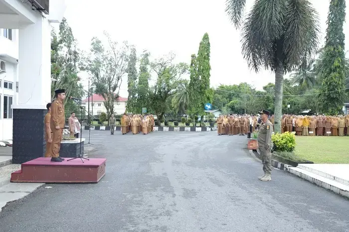 Wali Kota Solok Ramadhani Kirana Putra Pimpin Apel Perdana Pasca Idul Fitri 1446 H 1 PIMPIN—Wali Kota Solok, Ramadhani Kirana Putra saat memimpin apel pagi perdana pasca Idul Fitri 1446 H di Lapangan Balaikota Solok,
Senin (8/4/25).