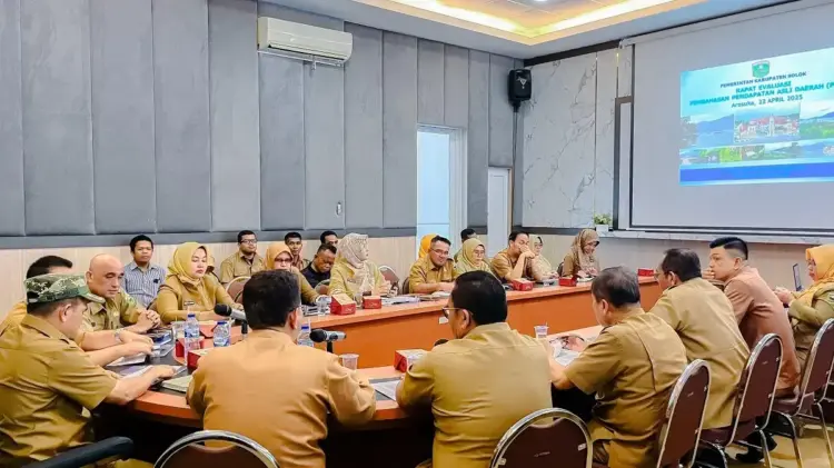 SAMBUTAN—Wakil Bupati Solok Candra berikan sambutan saat memimpin rapat evaluasi dan pembahasan terhadap Pendapatan Asli Daerah (PAD) Kabupaten Solok.