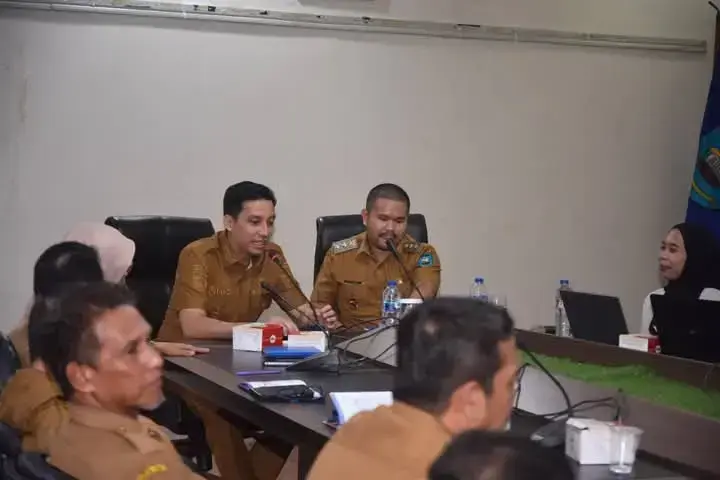 Wako dan Wawako Sawahlunto Pimpin Sosialisasi Renstra Perangkat Daerah 1 PIMPIN—Wali Kota Sawahlunto Riyanda Putra bersama Wakil Wali Kota Jeffry Hibatullah saat memimpin sosialisasi penyusunan Rencana Strategis (Renstra) Perangkat Daerah 2025–2029 di Balai Kota, pada Senin (28/4).