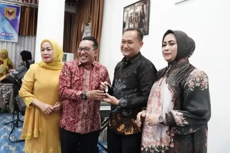 PISAH SAMBUT— Bupati Tanahd atar Eka Putra bersama istri foto bersama dengan AKBP Simon Yana berikut Isteri, usai acara pisah sambut kapolres.