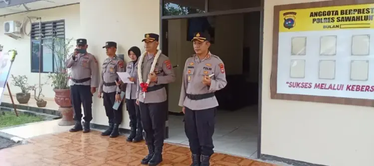 Jabatan Kapolres Diserahterimakan, Pisah Sambut Pejabat Lama dan Baru Digelar 1 PISAH SAMBUT—Kapolres Sawahlunto gelar upacara pisah sambut di lapangan Polres Sawahlunto antara Kapolres Sawahlunto yang menjabat sebelumnya AKBP Purwanto Hari Subekti, S. Sos dengan Kapolres Sawahlunto yang sekarang AKBP Simon Yana Putra, SIK, MH, Rabu (16/4).