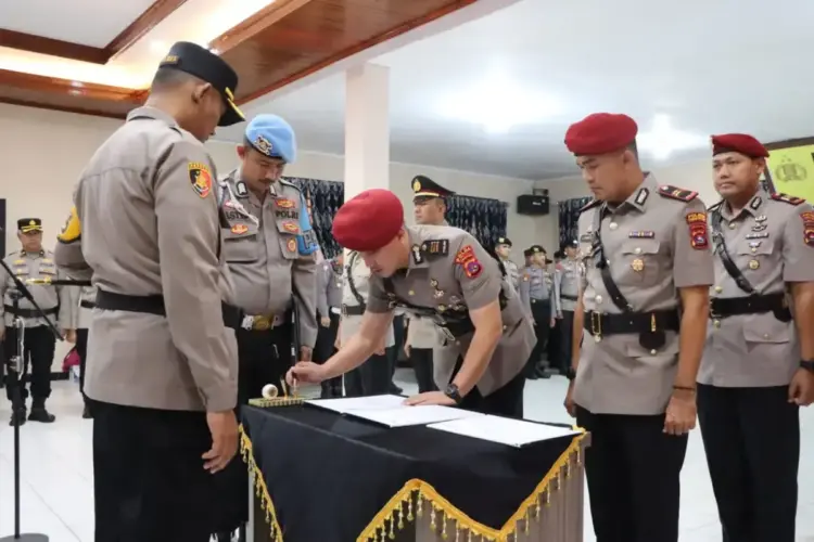 Polres Padang Panjang Gelar Sertijab Sejumlah Pejabat Utama 1 SERTIJAB— Kapolres AKBP Kartyana Widyarso Wardoyo Putro pimpin sertijab pejabat utama Polres Padang Panjang di Aula Tathya Dharaka Mapolres.