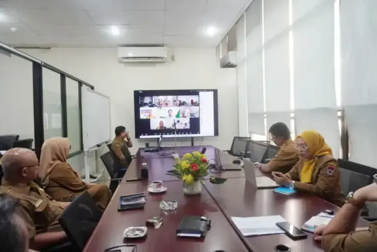 MATANGKAN PROGUL— Asisten III Administrasi Umum Setda Kota Padang, Corri Saidan memimpin rapat korodinasi pematangan Progul “Padang Amanah” dengan sejumlah OPD, guna menyelaraskan langkah dan menyusun arah program lima tahun ke depan.