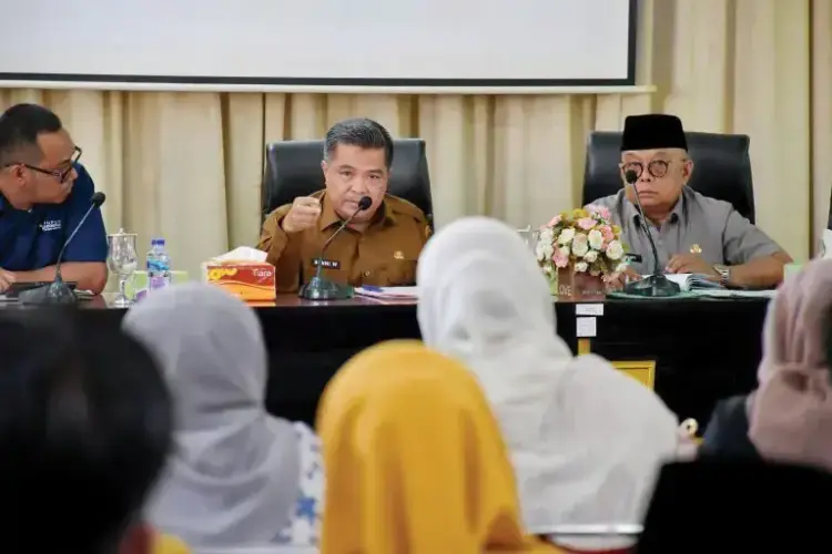 Akan Tindak Tegas Penjual Pupuk di Atas HET, Bupati Agam: Ini Hak Petani! 1 PERTEMUAN KHUSUS— Bupati Agam Benni Warlis melakukan pertemuan khusus dengan Pupuk Indonesia, distributor, pengecer, penyuluh pertanian dan lainnya, di aula Kantor Bupati Agam, Senin (14/4).