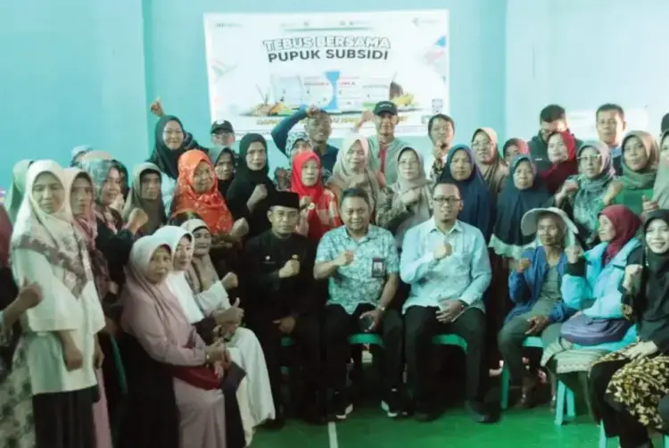 Pupuk Indonesia Gelar “Tebus Bersama”, Petani Bukittinggi Makin Mudah Akses Pupuk Subsidi 1 TEBUS BERSAMA— Perwakilan PT Pupuk Indonesia (PI) bersama Pemerintah Kota Bukittinggi dan petani saat
menggelar kegiatan tebus bersama pupuk bersubsidi, Kamis (24/4).