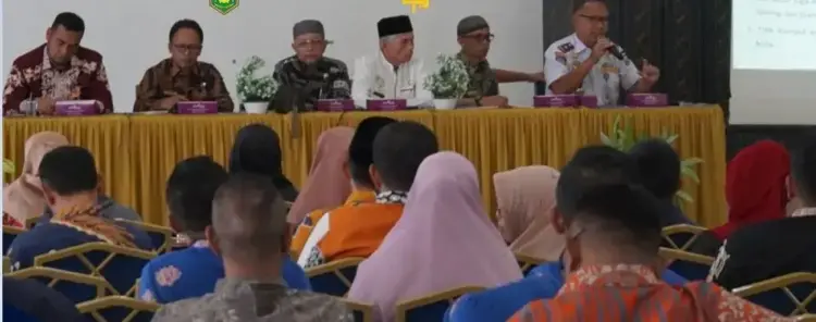 Transportasi Gratis bagi Pelajar Padangpanjang Segera Diluncurkan 1 PERSIAPAN TRANSPORTASI GRATIS— Asisten II Setdako Ewasoska memimpin rapat peluncuran program transportasi gratis untuk pelajar di Kota Padang Padang, yang dihadiri sejumlah kepala OPD terkait, lurah, serta kepala SMP dan SMA se-Kota Padang Panjang.