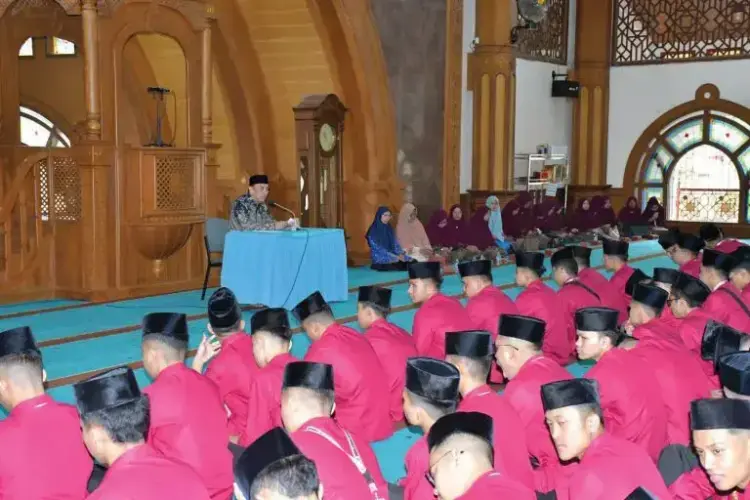 Ratusan Santri Pesantren Sumatera Thawalib Parabek Gelar Khidmatul Ummah 1 PROGRAM KHIDMATUL UMMAH— Santri Pondok Pesantren Madrasah Sumatera Thawalib Parabek bertemu dengan Wakil Bupati Agam Muhammad Iqbal, untuk membicarakan
program Khidmatul Ummah, di Masjid Raya Bayur,
Kecamatan Tanjung Raya.