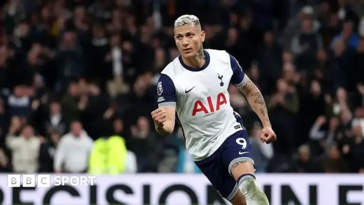 MENYERAH DI KANDANG— Gol dari pemain Tottenham, Richarlison di menit ke-87 tidak mampu membawa tim tuan rumah lepas dari kekalahan saat laga berlangsung di Tottenham Hotspur Stadium, Selasa (22/4) dini hari WIB. Spurs kalah 1-2 dari Nottingham.