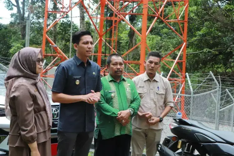 Tiga Tower BTS Telkomsel di Sawahlunto Siap Diresmikan, Akses Internet Warga Meningkat 1 KUNJUNGAN—Riyanda Putra, meninjau langsung tower Base Transceiver Station (BTS) Telkomsel yang telah selesai dibangun di Desa Kubang Tangah dan Desa Taratak Bancah.