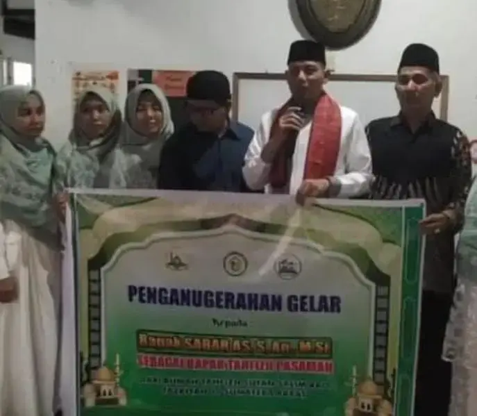 Sabar AS Dianugerahi Gelar Bapak Tahfidz Pasaman 1 PENGANUGERAHAN— Rumah Tahfidz Al-Quran Sutan Salim Tazkiyah II Sumatera Barat, binaan Ustadz Jel Fathullah Anggota DPD RI memberikan gelar Bapak Tahfidz kepada Bupati Sabar AS.