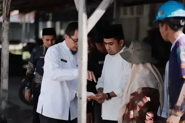 Drainase Banyak tapi Tidak Berfungsi 1 CEK KONDISI DRAINASE— Wali Kota Solok Ramadhani melakukan peninjauan dan pengerukan drainase di kawasan lampu merah Simpang Rumbio.