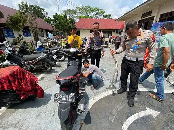 Terlibat Balap Liar, Satlantas Polres Limapuluh Kota Amankan Puluhan Kendaraan 1 AMANKAN MOTOR— Satlantas Polres Limapuluh Kota mengamankan puluhan kendaraan roda dua karena terlibat aksi balap liar di kawasan sawah bandang Nagari Koto Tuo, Kecamatan Harau, Kabupaten Limapuluh Kota.