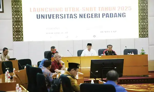 23.378 Peserta Ikuti UTBK SNBT 2025 UNP 1 HARI PERTAMA UTBK— Rektor UNP Krismadinata, resmi membuka pelaksanaan UTBK jalur masuk SNBT 2025 UNP, Rabu dini hari (23/4) di Ruang Sidang Senat Gedung Rektorat UNP.