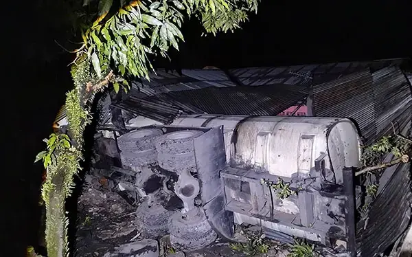 Tabrak Rumah Warga, 2 Balita Tewas Tergencet Truk CPO, Ibu, Anak Sulung dan Sopir Luka-luka 1 TABRAK RUMAH—Kondisi rumah yang hancur ditabrak truk tangki CPO hingga menewaskan dua balita di Jalan Raya Indarung, Kecamatan Lubuk Kilangan, Kota Padang.