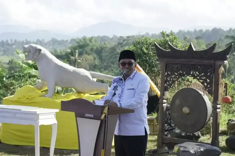 Sejalan Progul Pemkab Tanah Datar, Bupati Apresiasi Festival Pandeka Batagak Kapalo Koto 1 apresiasi— Bupati Tanah Datar Eka Putra memberikan apresiasi saat menghadiri kegiatan Festival Pandeka Batagak Kapalo Koto, di Medan Nan Bapaneh Mahakarya di Nagari Gurun Kecamatan Sungai Tarab.