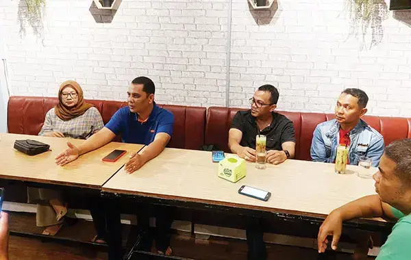 Sejumlah Angkatan Tolak Hasil Mubes Alumni SMPN 1 Padang 1 KETERANGAN PERS— Ketua Angkatan 1992 Ikaspensa Padang, Budi Syahrial bersama Pengurus Angkatan 1992 menggelar jumpa pers, Selasa (8/4) di Padang.