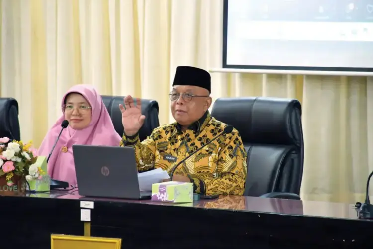 RAPAT KOORDINASI— Sekda Kabupaten Agam, Edi Busti, memimpin rakor Pelaksanaan Pelayanan Publik dan Survey Kepuasan Masyarakat tahun 2025 di Aula Kantor Bupati Agam, Kamis (24/4).