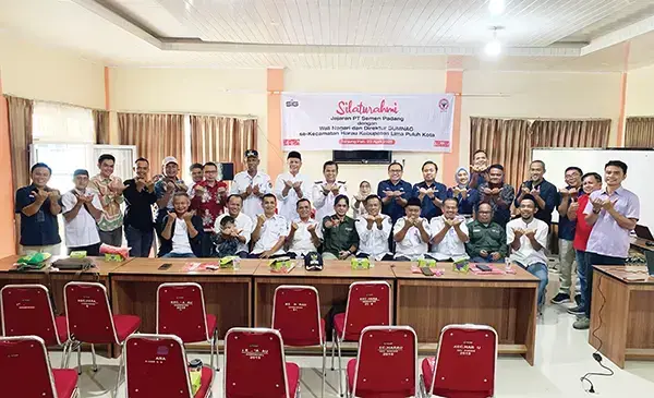 Perkuat Komitmen untuk Nagari Maju, PT Semen Padang Jalin Sinergi dengan Walnag dan BUMNAG se-Kecamatan Harau 1 SILATURAHMI BERSAMA WALNAG— Mewakili manajemen PT Semen Padang, Kepala Unit Komunikasi & Kesekretariatan, Nur Anita Rahmawati melakukan silaturahmi bersama 11 Wali Nagari, Direktur BUMNag Harau Saiyo, serta pengurus BUMNag se-Kecamatan Harau, di Aula Kantor Camat Harau, Rabu (23/4).