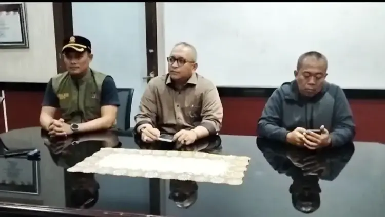 Parah! Oknum Camat dan Staf Kepergok Selingkuh, Digerbek Istri Sah saat Berduaan di Rumah, Langsung Dicopot, Wali Kota Minta Maaf 1 BERIKAN KETERANGAN— Sekda Kota Padang, Andree Algamar didampingi Kasat Pol PP Kota Padang, Chandra
Eka Putra (kiri) saat memberikan keterangan kepada awak media, Minggu (27/4).