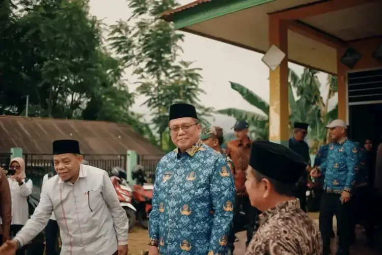 PERESMIAN PAMSIMAS— Wabup Tanahdatar Ahmad Fadly didampingi anggota DPRD saat melakukan serah terima Pamsiamas di SDN 34 Tanjung Bonai.