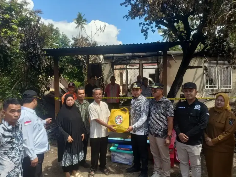 Korban Kebakaran di Mungka Terima Bantuan 1 SERAHKAN BANTUAN— Wakil Bupati Limapuluh Kota Ahlul Badrito Resha, menyerahkan bantuan kepada korban kebakaran di Mungka Tangah, Kenagarian Mungka, Kecamatan Mungka, Senin (21/4).