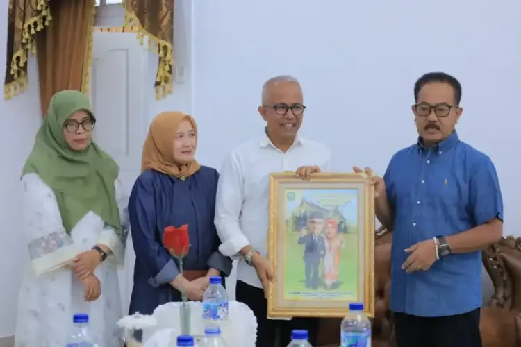 Sukses Selenggarakan PSU di Kabupaten Pasaman, Edi Dharma: Siapa Terpilih Kita Dukung Bersama 1 AKHIRI MASA TUGAS— Menjelang akhir masa tugasnya, dalam acara perpisahan bersama kepala OPD di Rumah Dinas Bupati Pasaman, Minggu (20/4), Pjs Bupati Pasaman Edi Dharma menyampaikan apresiasi dan ucapan terima kasih kepada seluruh pihak yang telah mendukung pelaksanaan tugasnya.