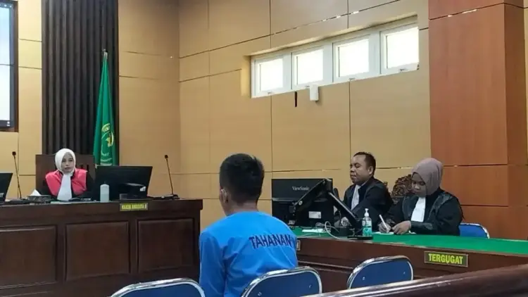 Sidang Perdana Kasus Pembunuhan Gadis Penjual Gorengan, In Dragon Didakwa Pembunuhan Berencana dan Pemerkosaan, JPU: Acamannya Hukuman Mati atau Seumur Hidup 1 SIDANG— In Dragon yang menjadi terdakwa kasus pembunuhan
dan pemekosaan gadis penjual
gorengan keliling, mengikuti sidang
perdana di Pengadilan Negeri
Pariaman, Selasa (15/4).