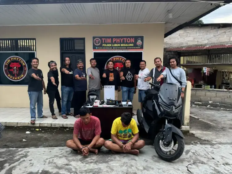 Parah! Mamak dan Kemenakan jadi Spesialis Bobol Rumah, Berstatus Residivis, Beraksi di 10 TKP 1 BOBOL RUMAH—
Pelaku R (34) dan DM (28) yang menjadi spesiualis bobol rumah ditangkap jajaran Satreskrim Polres Sijunjung.