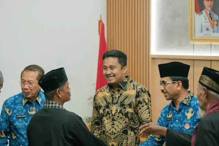 Inovasi di Tengah Tantangan, Sumbar Luncurkan Nagari Creative Hub untuk UMKM 1 BINCANG—Wakil Gubernur Sumatera Barat, Vasko Ruseimy, saat bincang bincang dengan salahseorang peserta usai kegiatan.