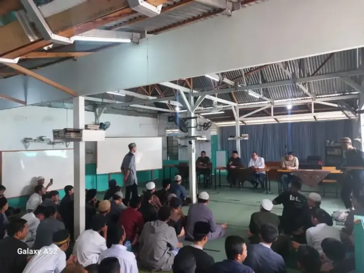 DEKLARASI—Santri Ponpes Dar El Ilmi Payakumbuh mendeklarasikan menolak tawuran dan paham radikalisme.