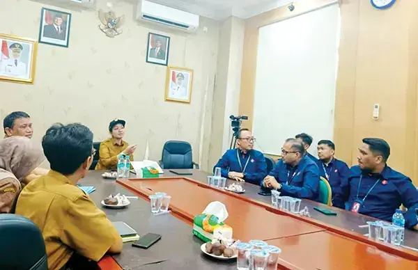 Telkomsel Segera Bangun 8 BTS di Dharmasraya, Bupati Annisa Apresiasi Andre Rosiade 1 PEMBANGUNAN BTS— Bupati Dharmasraya Annisa Suci Ramadhani saat menerima kunjungan tim survei Telkomsel yang akan diterjunkan untuk mensurvei dua lokasi pembangunan tower BTS.