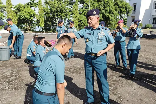 Terima Laporan Kenaikan Pangkat Perwira Priode 1 April 2025, Danlantamal II: Wujud Penghargaan Pemimpin TNI Angkatan Laut 1 MANDI—Komandan Pangkalan Utama TNI Angkatan Laut (Danlantamal II, Laksamana Pertama TNI Sarimpunan Tanjung madnikan prajurit yang naik pangkat dengan air kembang.