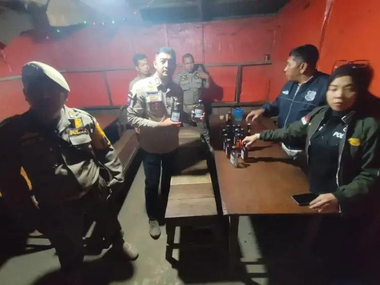 Langgar Perda, Satpol PP Tertibkan THM, LC, Pengunjung dan Miras Diamankan 1 PENERTIBAN HIBURAN MALAM— Personel Satpol PP Kota Payakumbuh melakukan pemeriksaan Tempat Hiburan Malam (THM) seperti kafe, tempat biliar, dan karaoke yang menyalahi aturan dan melanggar perda.