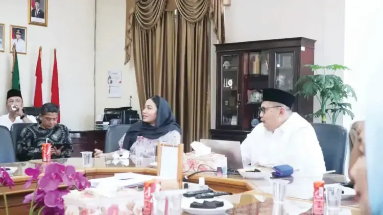 Dharmasraya Tak Masuk RPJMN, Bupati Annisa Gerak Cepat Koordinasikan RPJMD dengan Pemprov Sumbar 1 PERTEMUAN— Bupati Dharmasraya, Annisa Suci Ramadhani saat menemui Kepala Bappeda Provinsi Sumbar.