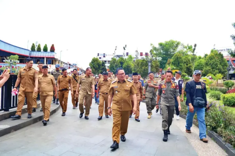 KUNJUNGI PASA ATEH— Wali Kota Bukittinggi Ramlan Nurmatias dan Wawako Ibnu Asis meninjua pusat perbelanjaan Pasa Ateh Kota Bukittinggi bersama sejumlah kepala Organisasi Perangkat Daerah (OPD), Senin (21/4).