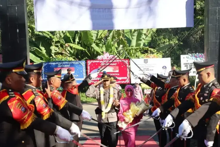 Tradisi Pedang Pora Sambut Kedatangan dan Pelepasan Kapolres Tanah Datar di Mako