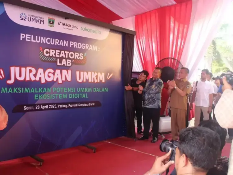 UMKM Kota Padang Siap Naik Kelas, Digitalisasi jadi Kunci 1 PELUNCURAN CRATOR LABS— Wakil Menteri UMKM RI, Helvi Yuni Moraza meresmikan PLUT KUMKM Provinsi Sumbar dan meluncurkan program Creator Lab Juragan UMKM di Padang, Senin (28/4).