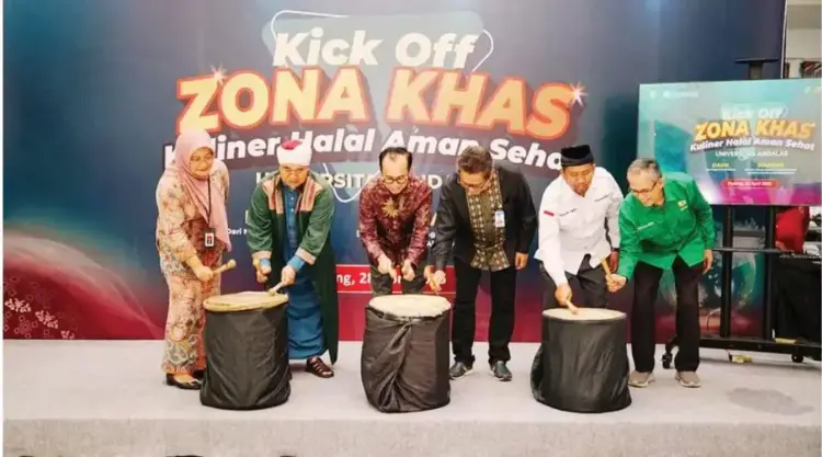 Unand Resmikan Zona KHAS, Langkah Nyata Bangun Ekosistem Halal di Kampus 1 ZONA KHAS UNAND— Rektor Universitas Andalas Efa Yonnedi bersama Kepala Perwakilan BI Sumbar Mohamad Abdul Majid Ikram, Ketua MUI Sumbar Buya Gusrizal Gazahar, meresmikan Zona Kuliner Halal, Aman, dan Sehat (KHAS) di Business Center, di kampus Unand Limau Manis, Senin (28/4).