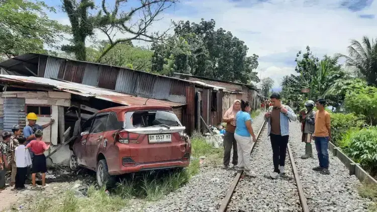 Sehari, 2 Mobil Tertabrak Kereta Api, Empat Orang Luka-luka 1 Untitled1