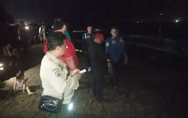 Anak Panti Asuhan Hilang Digulung Ombak, 3 Temannya Selamat 1 PENCARIAN— Tim SAR gabungan melakukan pencarian terhadap remaja yang hilang tenggelam di Pantai Pasir Nan Tigo, Kecamatan Koto Tangah.