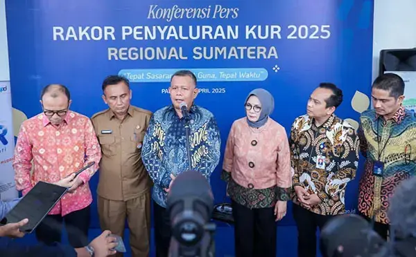 Pemerintah Targetkan KUR 2025 Rp300 Triliun, NPL KUR Bank Nagari Nol Persen 1 RAKOR– Wamen UMKM, Helvi Moraza didampingi Direktur Utama Bank Nagari, Gusti Candra memberikan keterangan pers usai Rapat Koordinasi Penyaluran KUR 2025 Regional Sumatra di Istana Gubernuran, Padang.