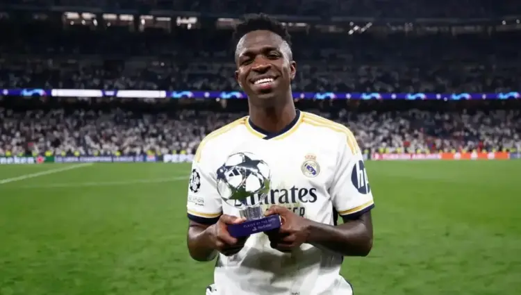 Sarat Kontroversi, Vinicius Jr: Aku Nggak Digaji untuk Jadi Baik! 1 PEMAIN TERBAIK— Meski sarat dengan kontrovesi, striker Real Madrid Vinicius Junior, dinobatkan sebagai Player of the Season Liga Champions 2023-24. Saat ini, statistik Vinicius benar-benar mengagumkan, dengan torehan 90 gol plus 62 assist sejak 2021/2022.