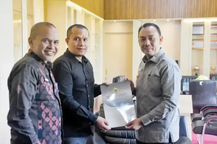 Wabup Agam Sambut Tim BPK Sumbar, Dukung Penuh Proses Audit LKPD 2024 1 SAMBUT—
Wakil Bupati Agam, H. Muhammad Iqbal, SE, M.Com sambut kedatangan tim pemeriksa dari Badan Pemeriksa Keuangan Republik Indonesia (BPK RI) Perwakilan Sumatera Barat di ruang kerjanya, Kamis (10/4).