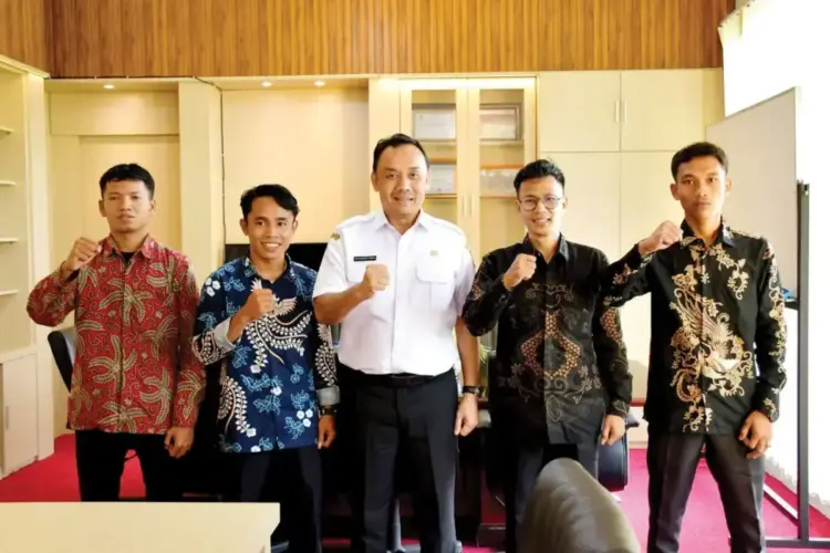 Wakil Bupati Agam Terima Audiensi SEMMI Sumbar, Bahas Persiapan Kongres Nasional ke-7 1 AUDIENSI— Wakil Bupati Agam, H. Muhammad Iqbal, SE, M.Com beraudiensi dengan pengurus Serikat Mahasiswa Muslimin Indonesia (SEMMI) Koordinator Wilayah Sumatera Barat, di ruang kerjanya Rabu, (23/4).