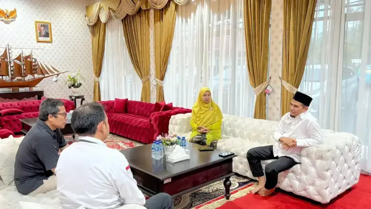 Wabup Candra Diskusi dengan Pemilik Sirukam Dairy Farm, Pemkab Bakal Cetus Program Susu Gratis 1 DISKUSI—Wakil Bupati Solok, Candra berdiskusi bersama pemilik Sirukam Dairy Farm, Budi untuk implementasi program susu gratis itu.